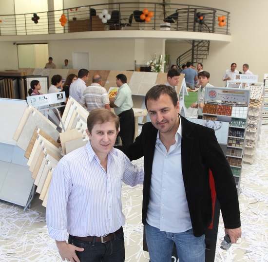 Os empresários e sócios Jaime Prezotto e Leandro Barbosa, proprietários da Internacional Pisos, inaugurada esta semana 